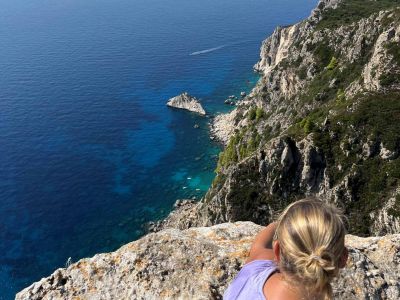 Wanderin geniet Blick auf trkisfarbenes Wasser